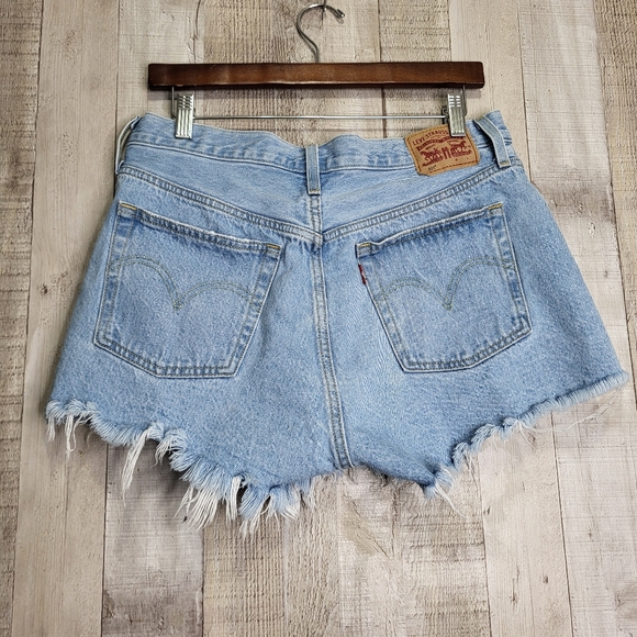 Levi's Classic High-Rise Frayed Hem Denim Shorts Light Blue 31. Button Fly. 501 - Picture 2 of 8